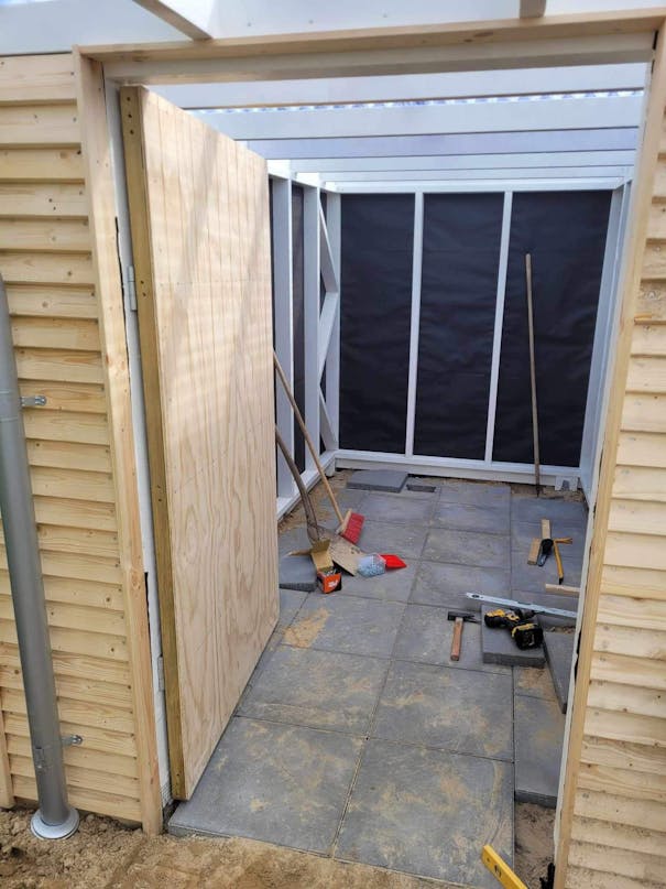 Overdækket terrasse med skur Overdækket terrasse med skur